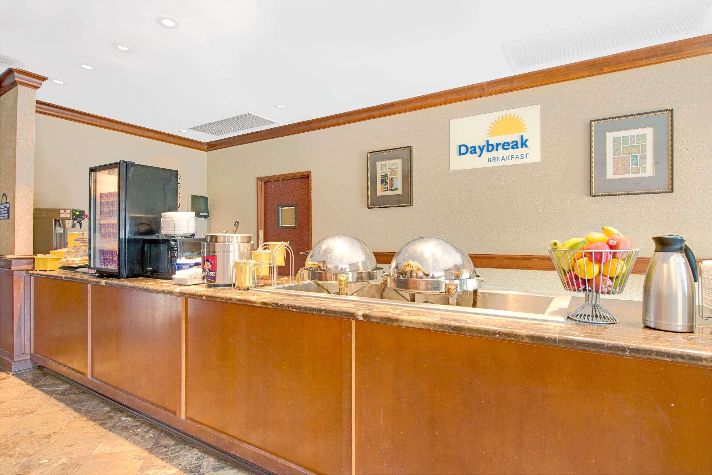 Days Inn By Wyndham St. Louis/Westport Mo Maryland Heights Exterior photo